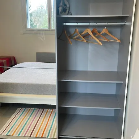 Zenith Charm Of Barry Gardens- Private Parking