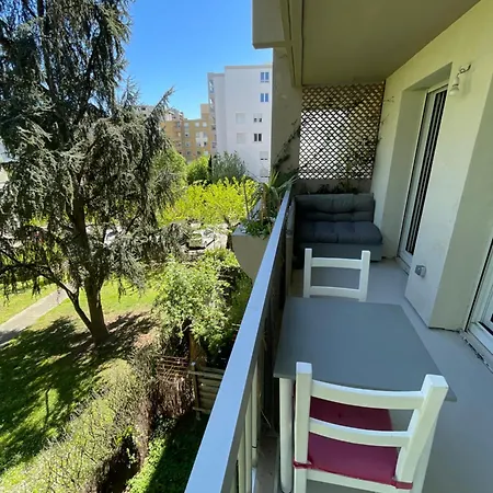 Zenith Charm Of Barry Gardens- Private Parking *