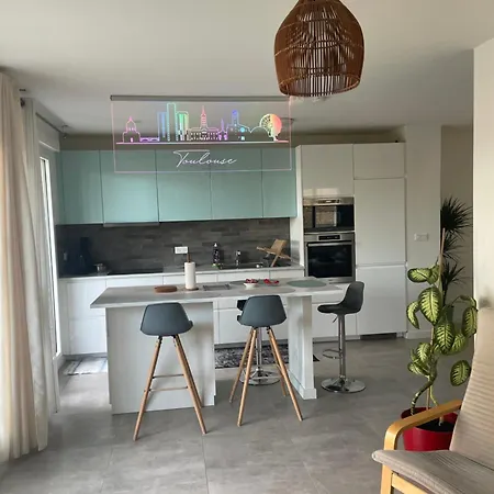 Zenith Charm Of Barry Gardens- Private Parking