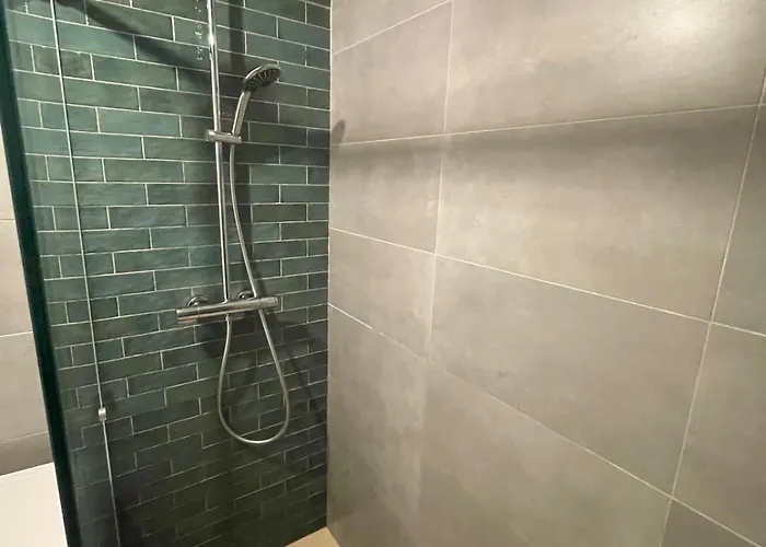 Zenith Charm Of Barry Gardens- Private Parking