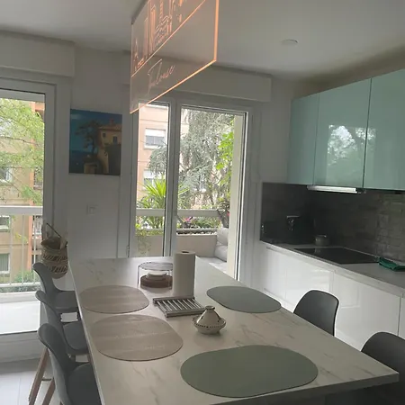 Zenith Charm Of Barry Gardens- Private Parking