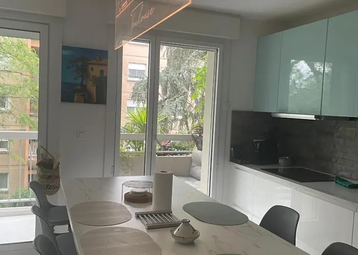 Zenith Charm Of Barry Gardens- Private Parking