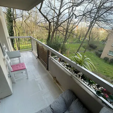 Zenith Charm Of Barry Gardens- Private Parking Daire *